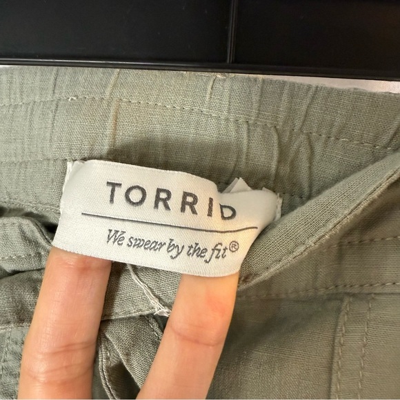 Torrid 5 Inch Pull-On Linen Blend Mid-Rise Short - Picture 7 of 10